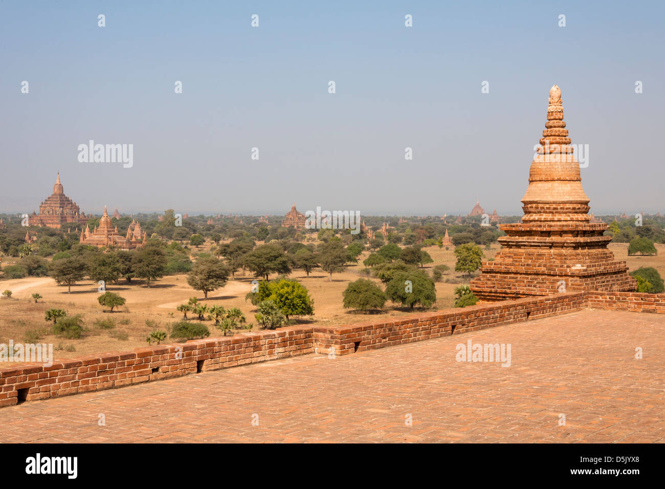 Sulamani Tempel, links, Pyathatgyi Tempel, auch bekannt als Pyathadar Tempel, Bagan, Myanmar (Burma) entnommen Stockfoto