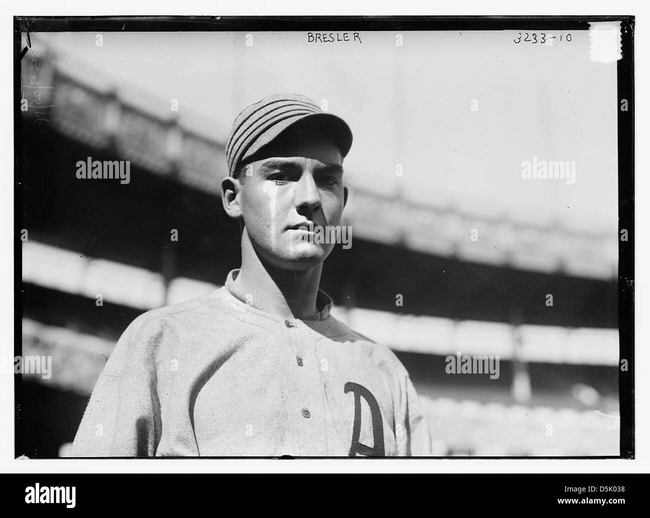 Rube Bressler, ein Pitcher für die Philadelphia Athletics in der American League, ist auf diesem historischen Foto zu sehen, das auf dem Polo Grounds, einem berühmten Baseballstadion in New York, aufgenommen wurde. Stockfoto