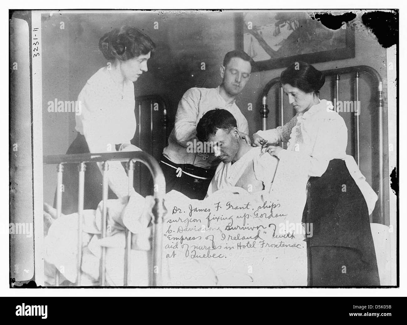 Dr. James F. Grant, ein Schiffschirurg, wird gesehen, wie er Gordan C. Davidson, einen Überlebenden des Untergangs der Kaiserin von Irland, mit Hilfe von Schwestern im Hotel Frontenac in Quebec nach der Katastrophe behandelt. Stockfoto