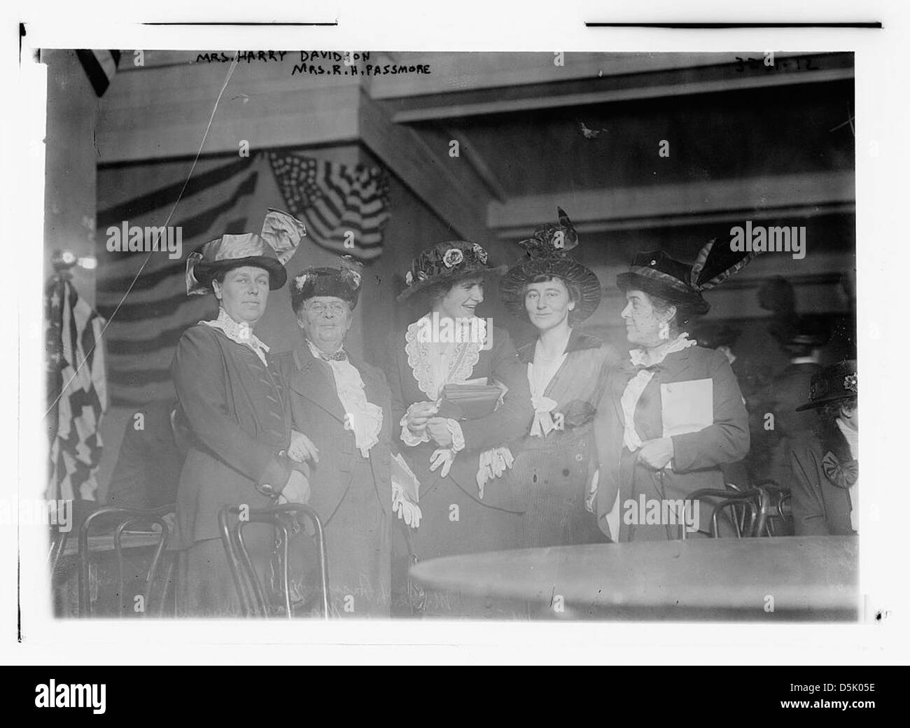 Dieses Foto zeigt Mrs. Harry Davidson und Mrs. R. H. Passmore, beide mit fünf Hüten und Spitze. Sie erscheinen in einem formellen Vintage-Porträt, das die Mode des frühen 20. Jahrhunderts zeigt. Stockfoto