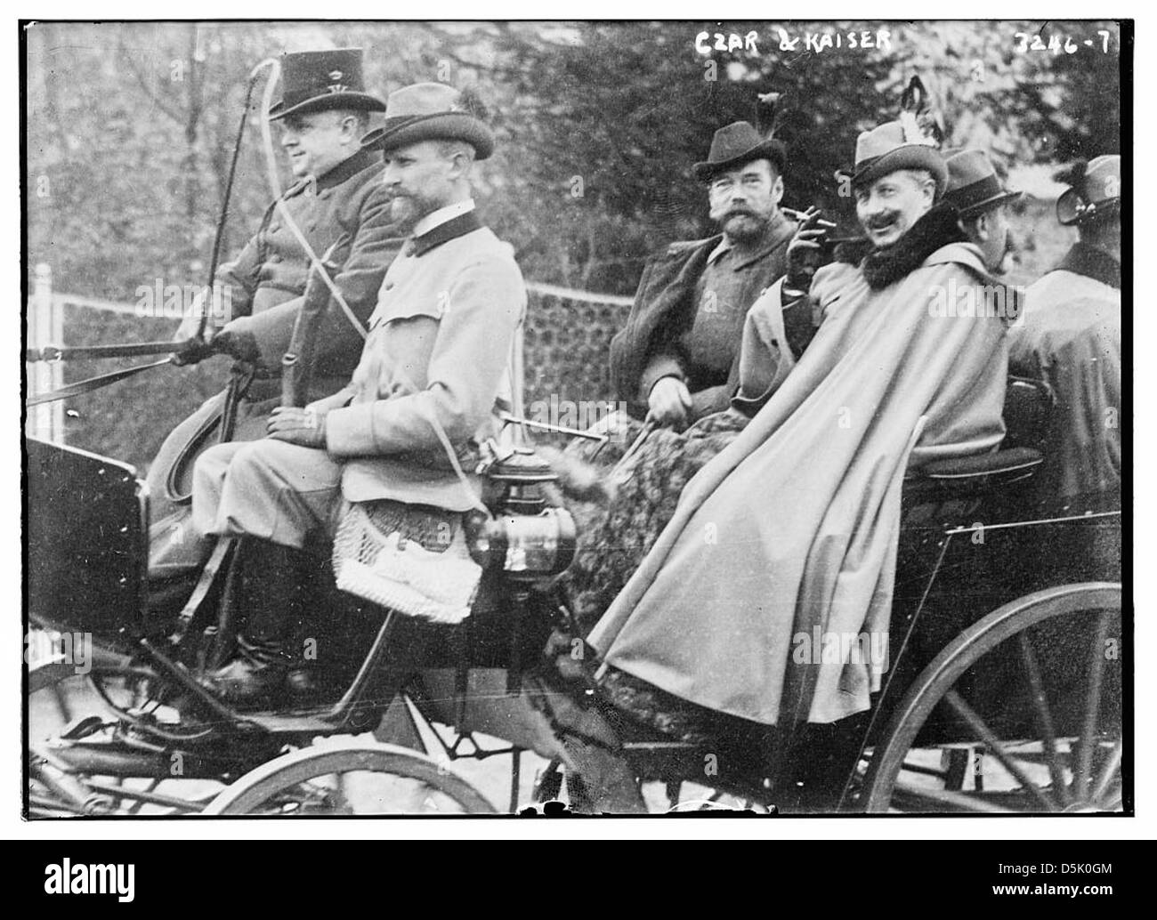 Dieses historische Foto zeigt Zar Nikolaus II. Von Russland und Kaiser Wilhelm II. Von Deutschland, zwei wichtige Monarchen des frühen 20. Jahrhunderts, die während eines diplomatischen Treffens festgehalten wurden. Stockfoto