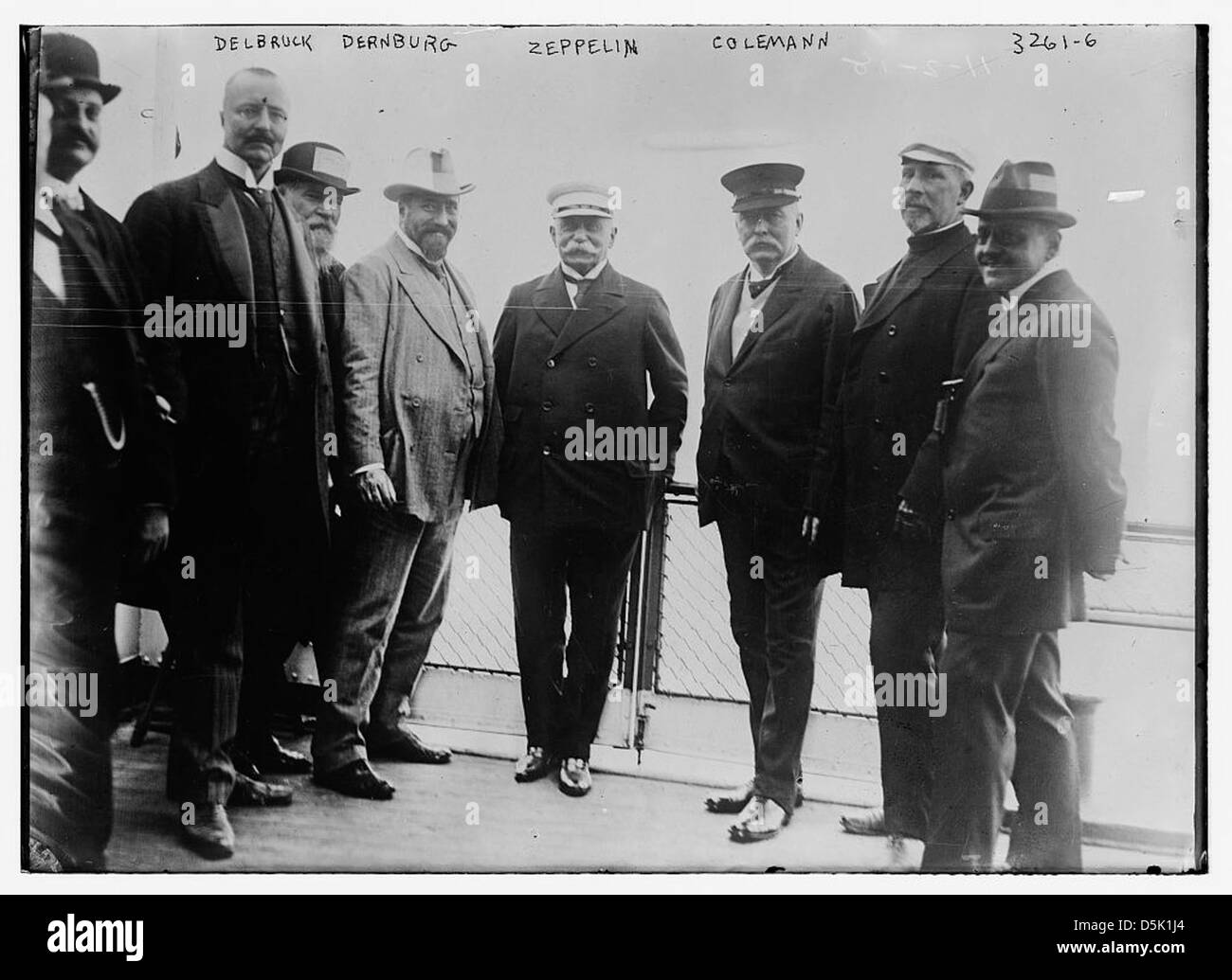 Eine Fotografie aus dem frühen 20. Jahrhundert mit bedeutenden Persönlichkeiten wie Graf Ferdinand von Zeppelin und Bernhard Dernburg, verbunden mit der frühen Luftfahrt und der Zeppelingesellschaft. Stockfoto