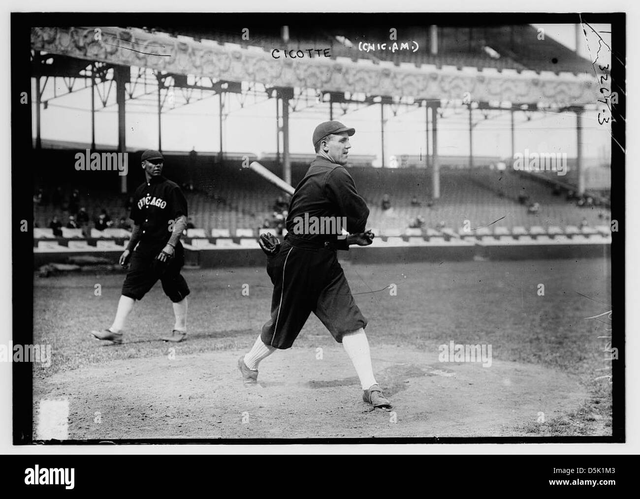 Ein Foto von Eddie Cicotte, einem Pitcher für die Chicago White Sox während der American League, bekannt für seine Beteiligung am Black Sox Skandal und lebenslanges Verbot von Baseball. Stockfoto