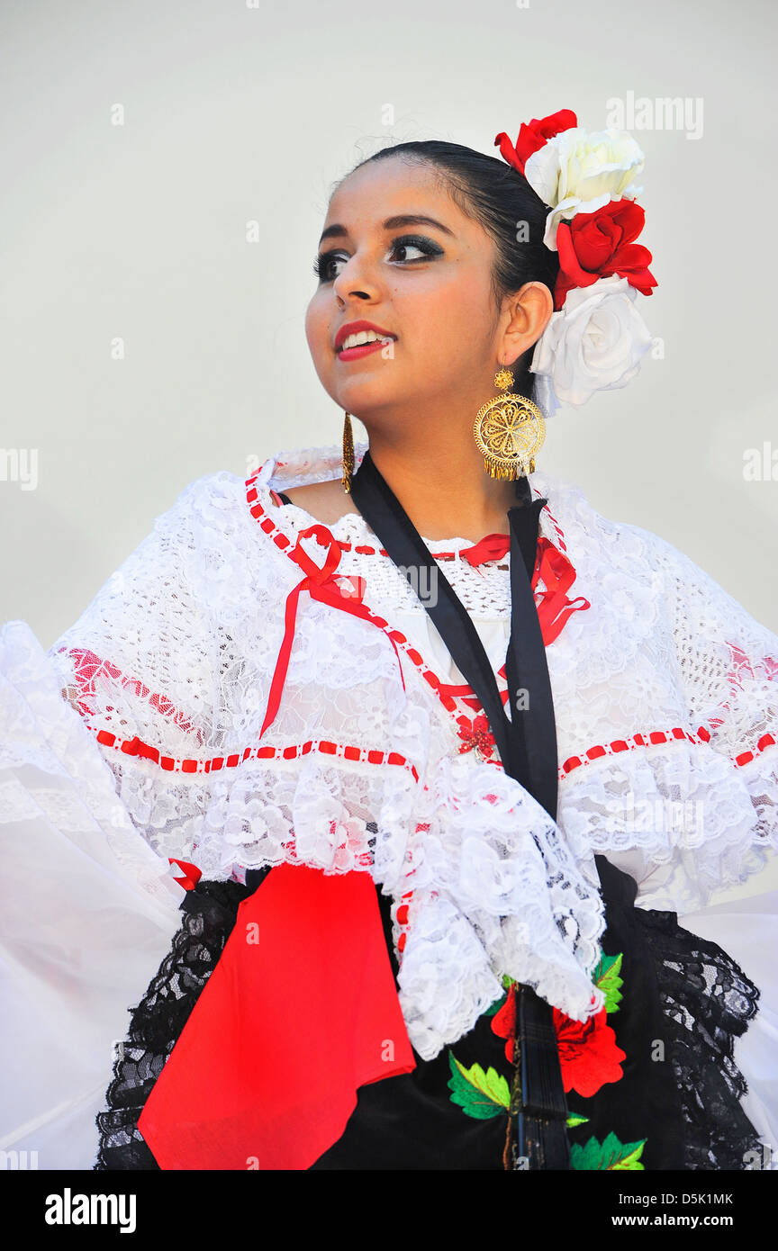 Ein Tänzer aus folkloristischen Tanz Gruppe Quetzalcoatl, Santa Barbara. 2013 Stockfoto