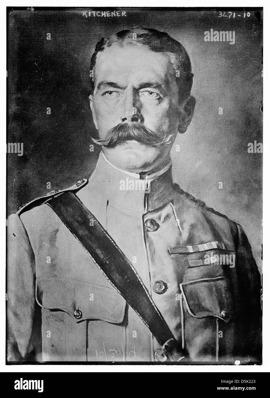 Ein Porträt von Herbert Horatio Kitchener, dem 1. Earl Kitchener, das seine historische militärische Bedeutung im späten 19. Und frühen 20. Jahrhundert hervorhebt. Er ist bekannt für seine Führungsrolle in militärischen Feldzügen und seinen legendären Schnurrbart. Stockfoto