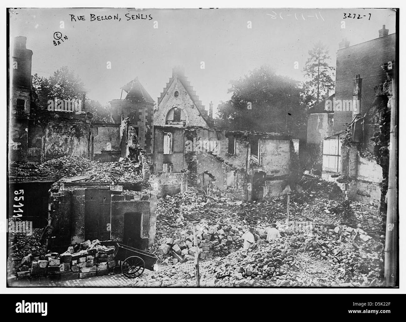 Dieses Bild zeigt die Rue Bellon in Senlis, Frankreich, während des Ersten Weltkriegs. Das Foto zeigt Arbeiter, die Schutt von den Straßen räumen, eine häufige Szene in Kriegsgebieten nach der Schlacht. Stockfoto