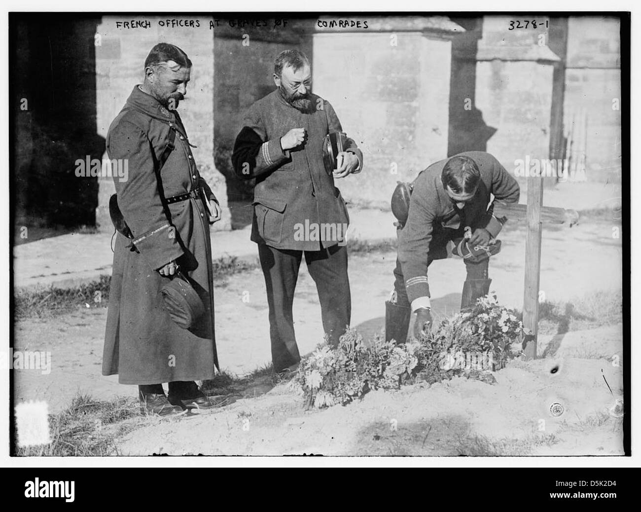 Dieses Foto zeigt französische Offiziere an den Gräbern ihrer Kameraden während der ersten Schlacht an der Marne im September 1914. Die Offiziere stehen an den Gräbern und spiegeln die düstere Natur des Ersten Weltkriegs wider. Das Bild unterstreicht die schweren Verluste, die in diesem entscheidenden Moment des Ersten Weltkriegs zu verzeichnen waren Stockfoto