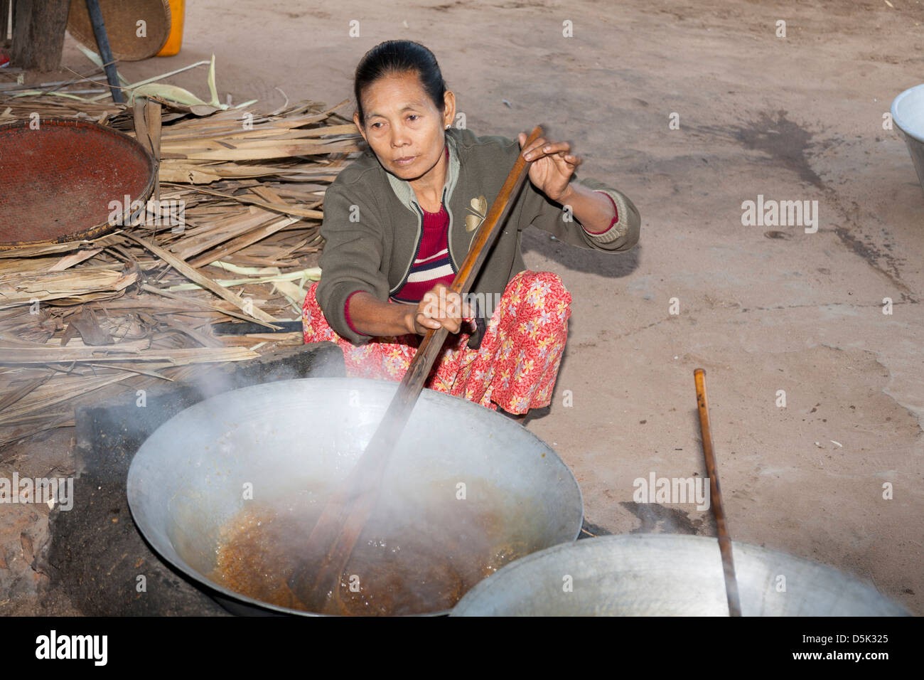 Frau unter Rühren kochende Palmzucker, Kyaukpadaung, in der Nähe von Bagan, Myanmar (Burma) Stockfoto