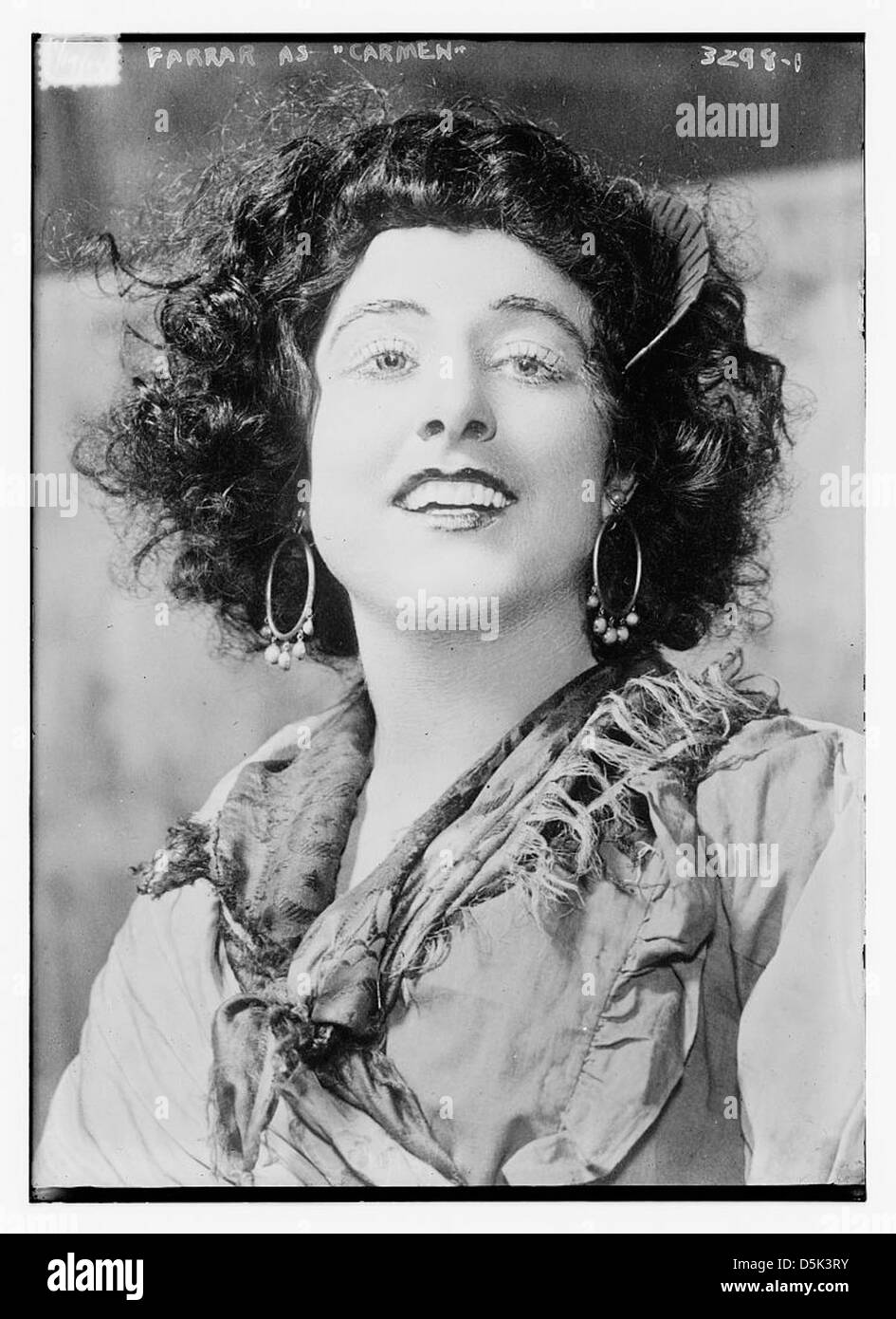 Dieses Foto zeigt die Schauspielerin Geraldine Farrar im Kostüm als „Carmen“ aus der Oper *Carmen*. Das Foto zeigt sie in ihrer Figur und zeigt ihre dramatische Darstellung der ikonischen Rolle. Stockfoto