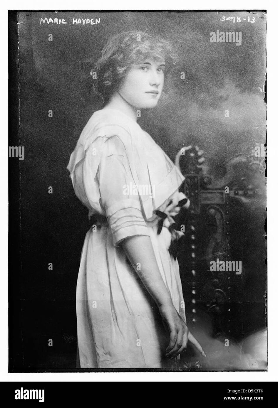 Ein Porträt von Marie Hayden, aufgenommen in der Bibliothek des Kongresses. Das Bild zeigt sie in einer formalen Pose, die die Porträtfotografie des frühen 20. Jahrhunderts widerspiegelt. Stockfoto