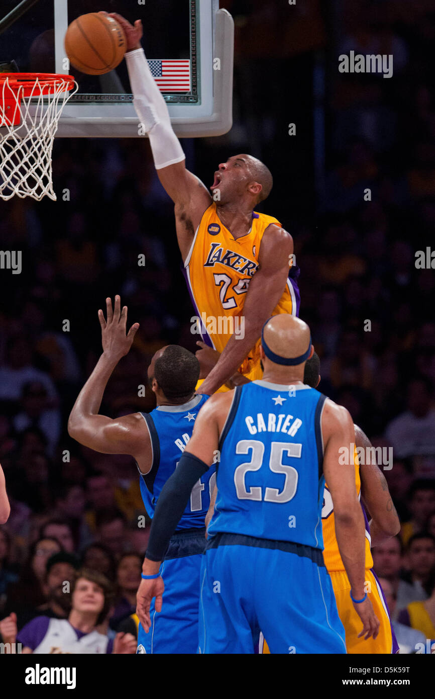 Los Angeles, Kalifornien, USA. 2. April 2013. Wache (24) Kobe Bryant von den Los Angeles Lakers tunkt dem Ball gegen die Dallas Mavericks in der ersten Hälfte der Lakers 101-81-Sieg über die Mavericks im STAPLES Center in Los Angeles, CA. Credit: Action Plus Sportbilder / Alamy Live News Stockfoto