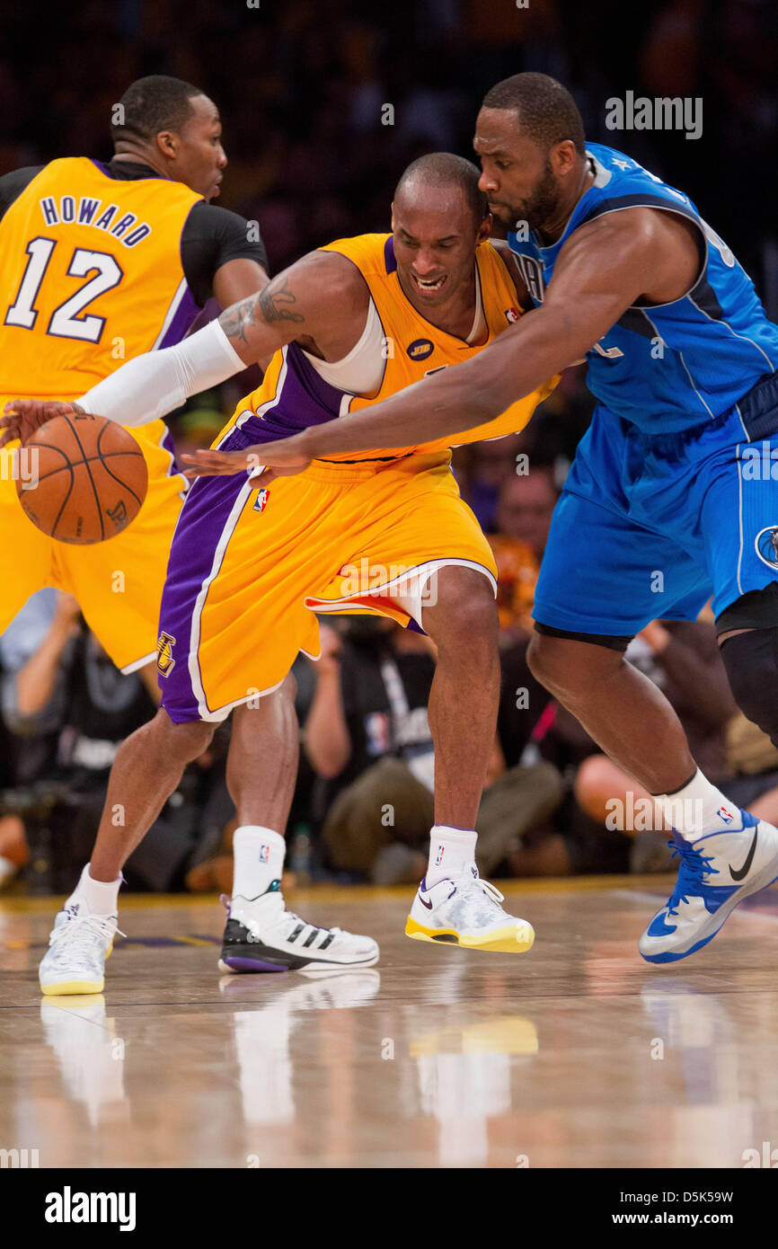 Los Angeles, Kalifornien, USA. 2. April 2013. Wache (24) Kobe Bryant von den Los Angeles Lakers hat der Ball schlug durch (42) Elton Brand von den Dallas Mavericks in der ersten Hälfte der Lakers 101-81-Sieg über die Mavericks im STAPLES Center in Los Angeles, CA. Credit: Action Plus Sportbilder / Alamy Live News Stockfoto