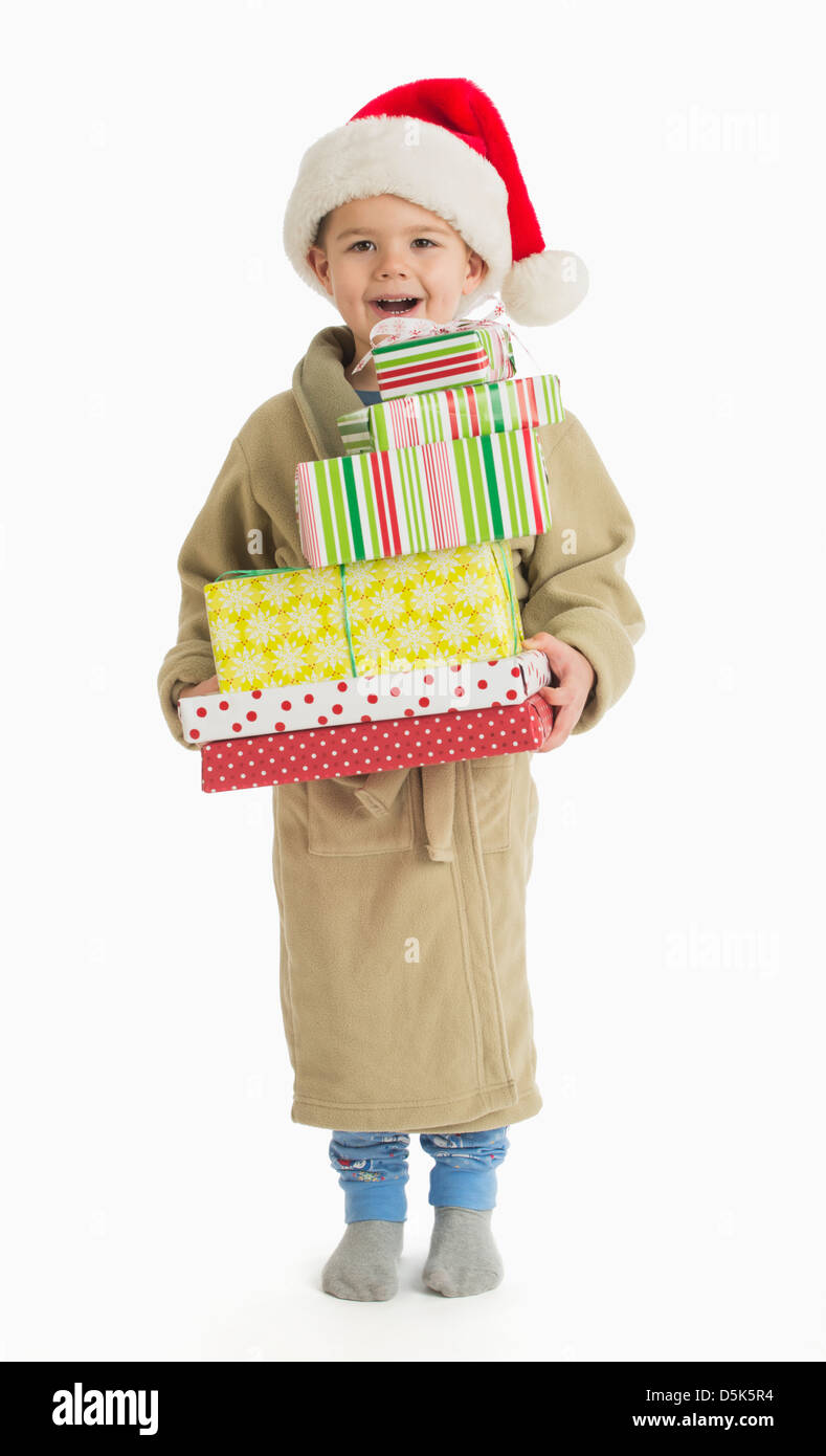 Porträt eines jungen tragen Weihnachtsgeschenke (4-5) Stockfoto