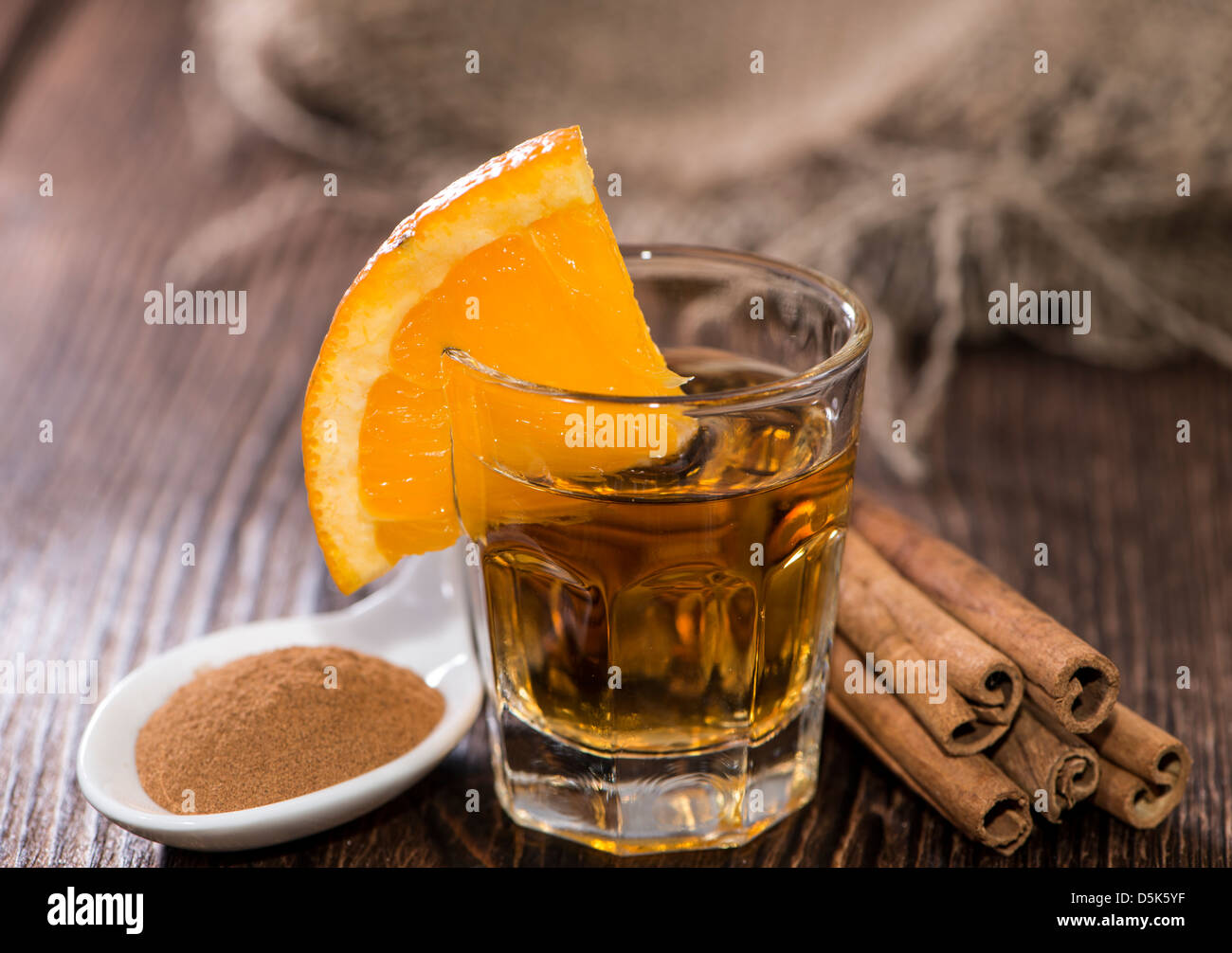 Tequila Gold mit Zimt auf hölzernen Hintergrund Stockfoto