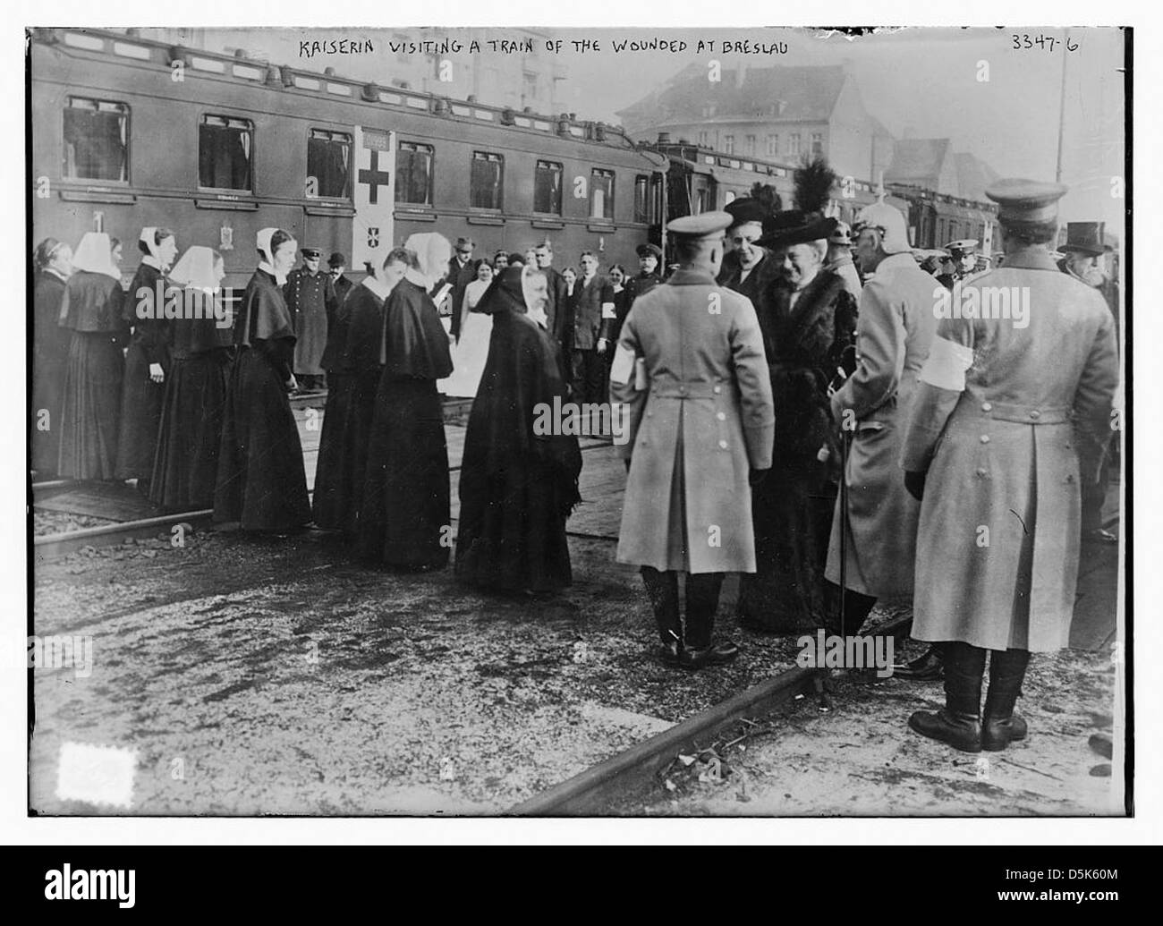 Die Kaiserin besucht einen Zug mit verwundeten Soldaten in Breslau (heute Wrocław, Polen). Das Bild zeigt ihre Beteiligung an Hilfsmaßnahmen während des Ersten Weltkriegs und gibt einen Einblick in ihre Rolle während des Ersten Weltkriegs. Stockfoto