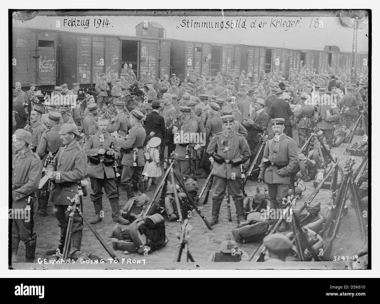 Deutsche Soldaten werden gezeigt, die sich auf den Einmarsch während des Ersten Weltkriegs 1914 vorbereiten. Das Bild zeigt einen Gewehrstapel, der die Bereitschaft und Disziplin der deutschen Streitkräfte zum Zeitpunkt ihres Feldzugs symbolisiert. Stockfoto