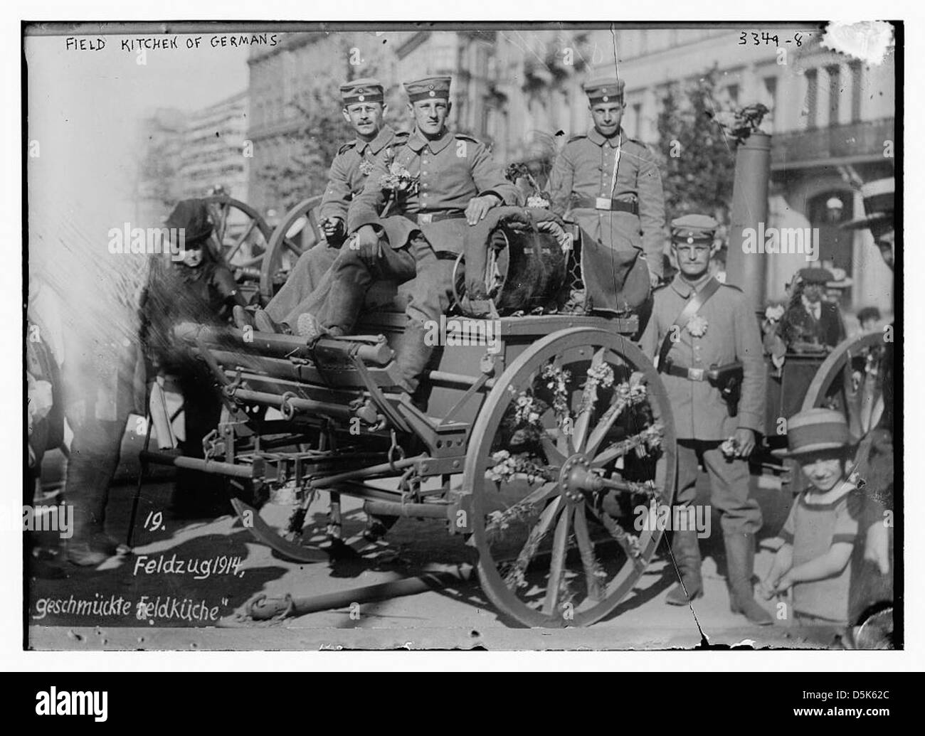 Dieses Bild zeigt eine deutsche Feldküche während des Ersten Weltkriegs 1914, die die logistische Unterstützung der Soldaten an den Frontlinien erfasst. Stockfoto