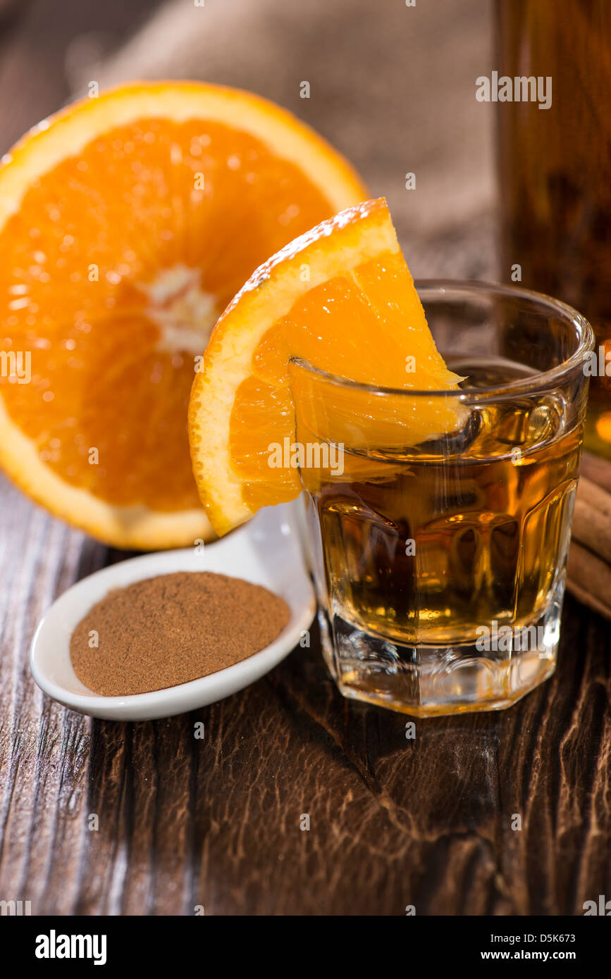 Tequila Gold mit Zimt auf hölzernen Hintergrund Stockfoto