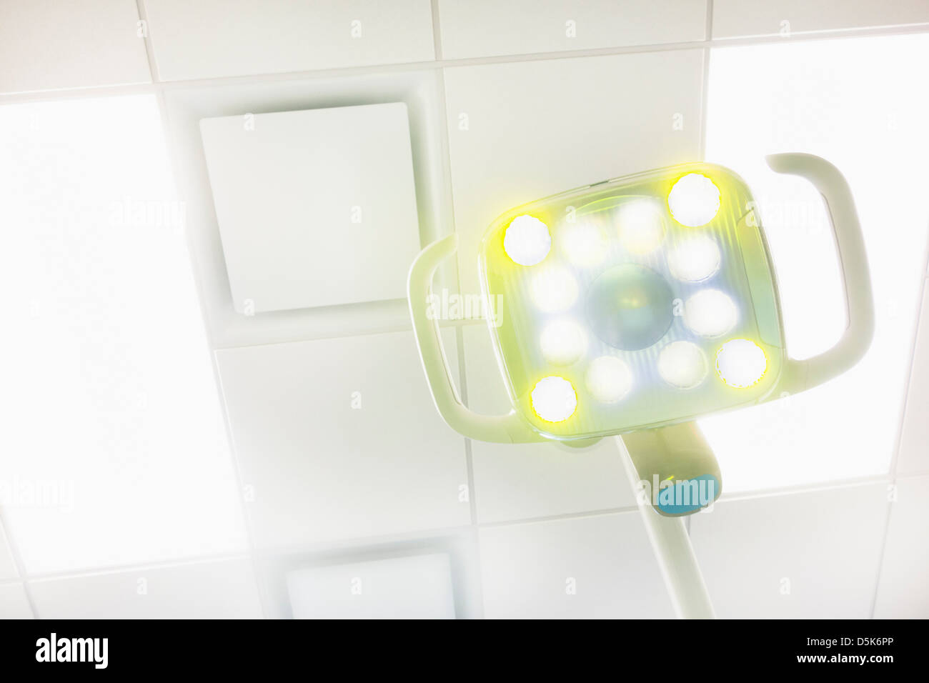 Leuchte und Decke in Zahnarztpraxis Stockfoto