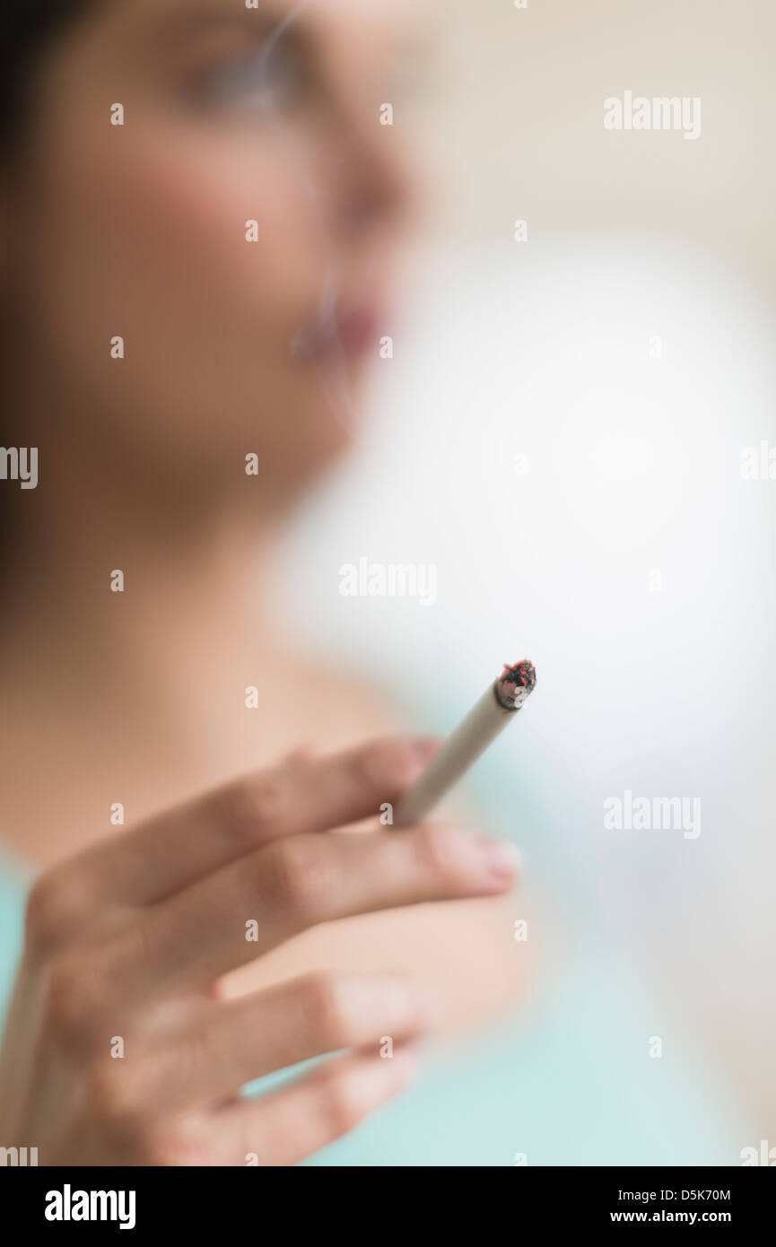 Frau Rauchen Zigarette Stockfoto