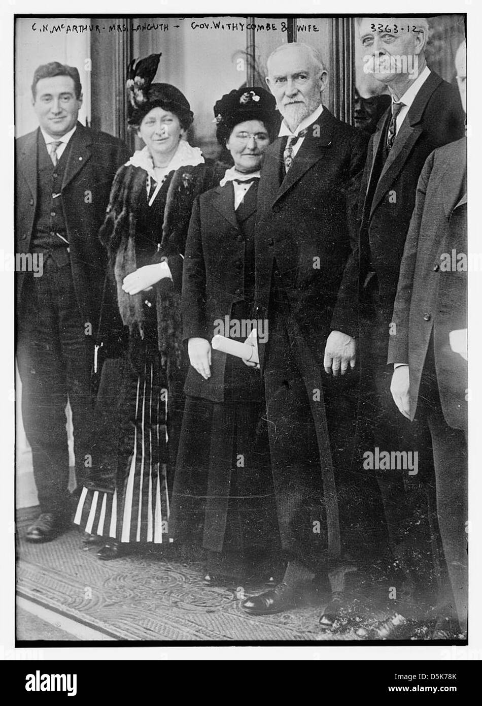 Ein historisches Foto, das C.N. McArthur, Mrs. Languth und Gouverneur Withycombe mit seiner Frau in Oregon zeigt. Das Bild fängt einen Moment in Oregons politischer Geschichte mit bemerkenswerten Persönlichkeiten dieser Zeit ein. Stockfoto