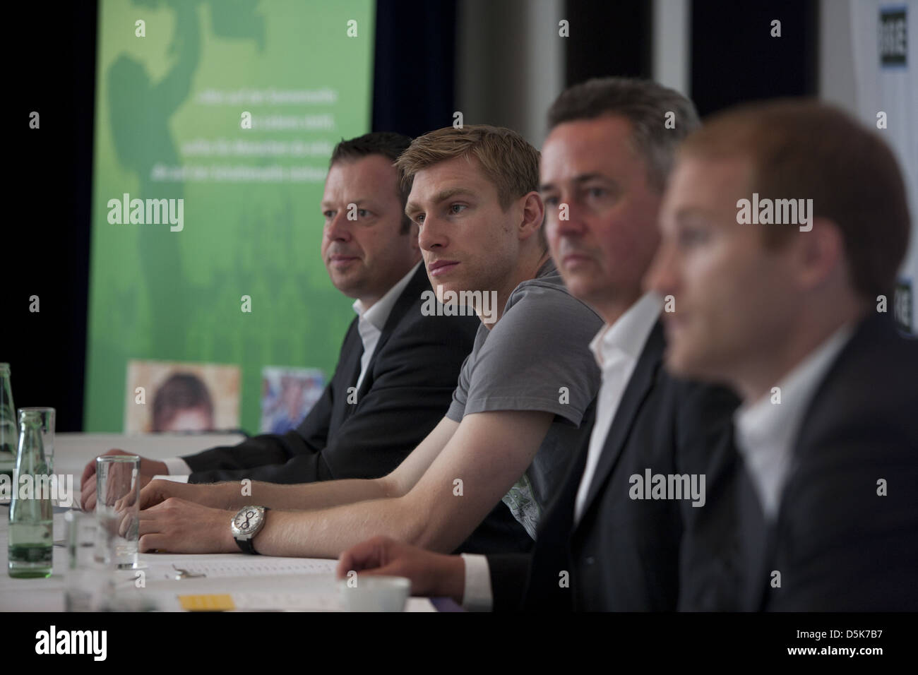 Per Mertesacker, Matthias Uelschen, Jan Bassler, match Joerg Borm auf einer Pressekonferenz für die Charity Mertesacker & Pocher Stockfoto
