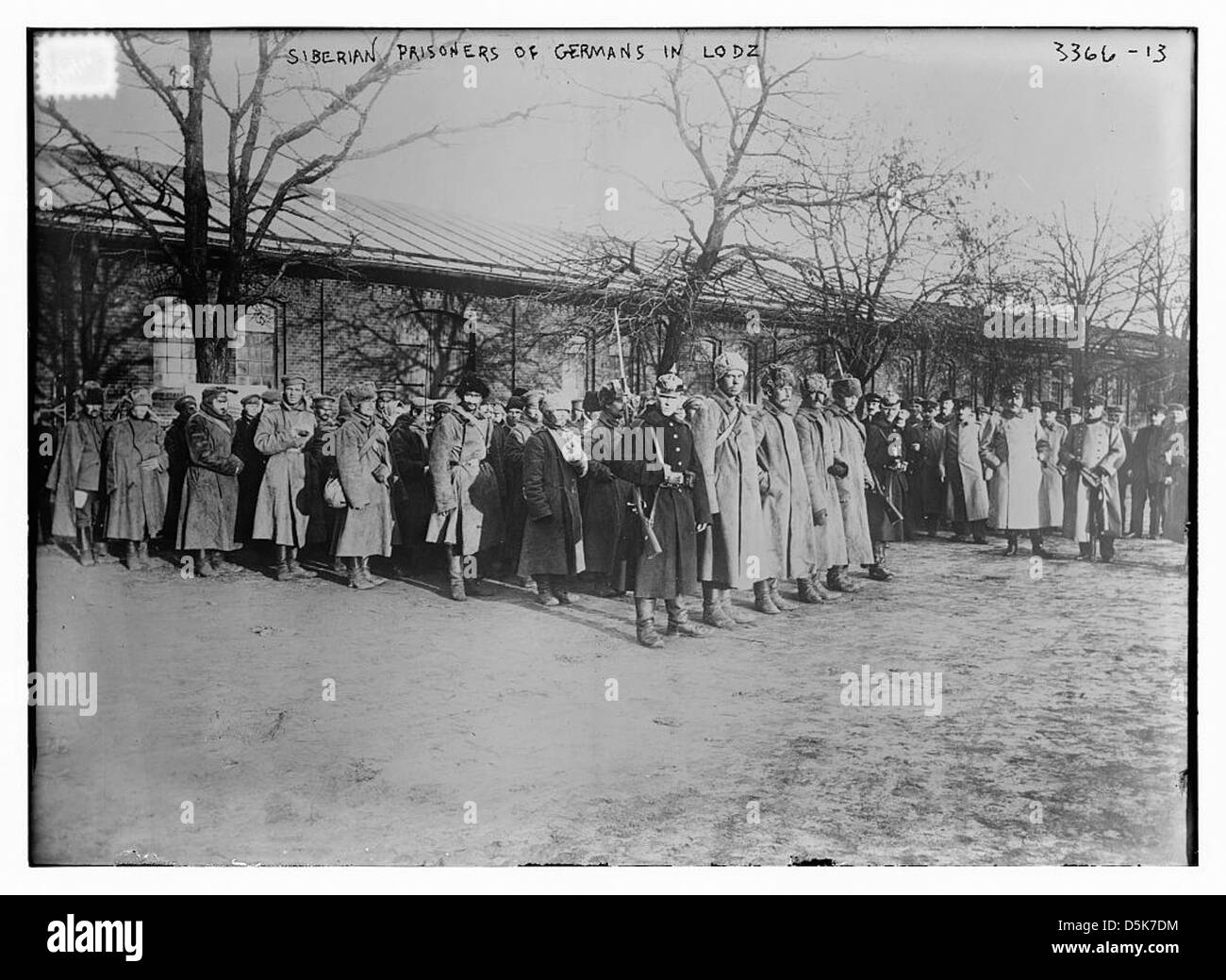 Eine historische Fotografie sibirischer Kriegsgefangener, die von den deutschen Streitkräften während des Ersten Weltkriegs in Lodz, Polen, festgehalten wurden und die düstere Realität der Kriegsgefangenschaft verdeutlicht. Stockfoto