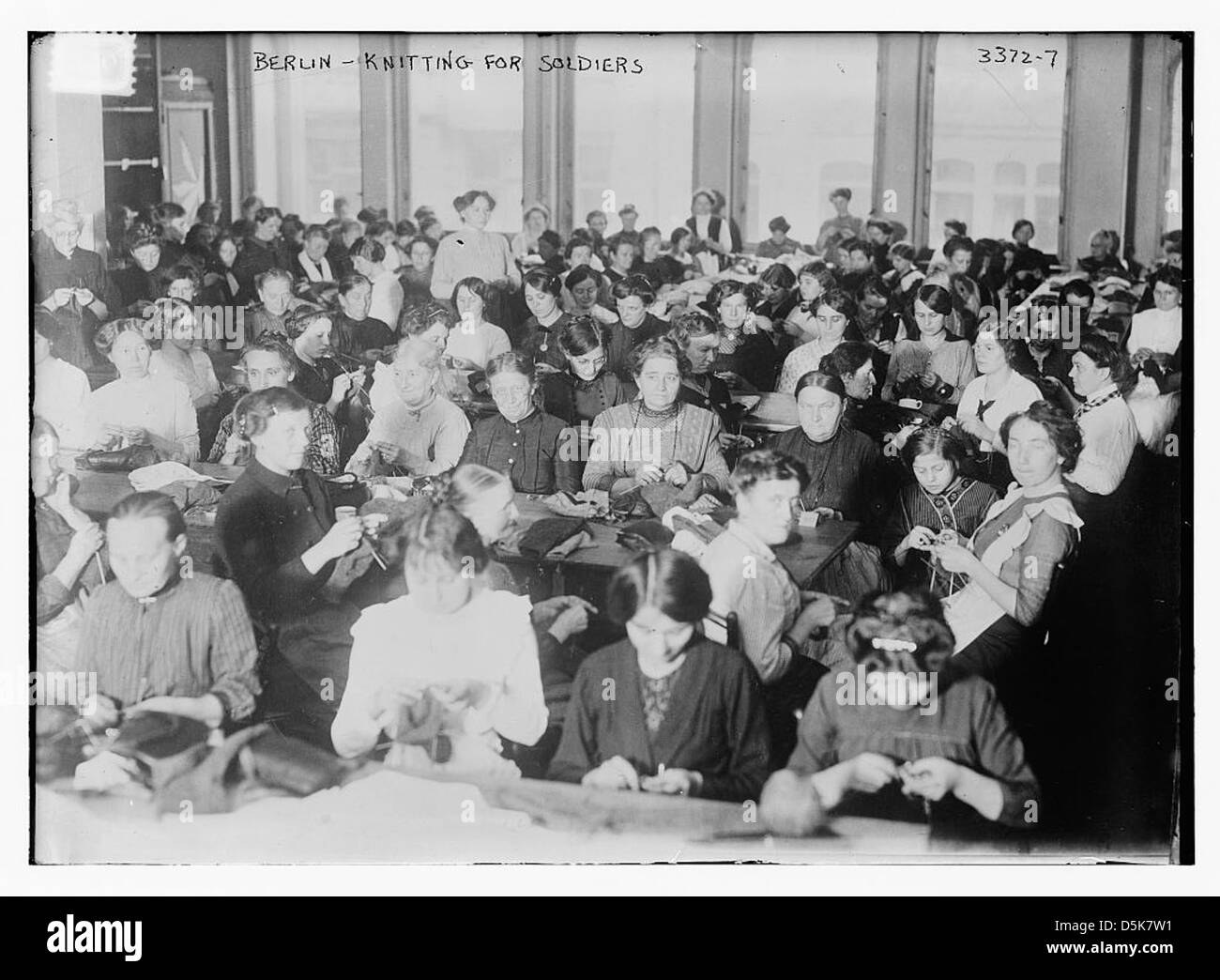 Ein Foto von Frauen, die während des Ersten Weltkriegs in Berlin für Soldaten stricken, Teil der Kriegsbemühungen zur Unterstützung des Militärs. Stockfoto