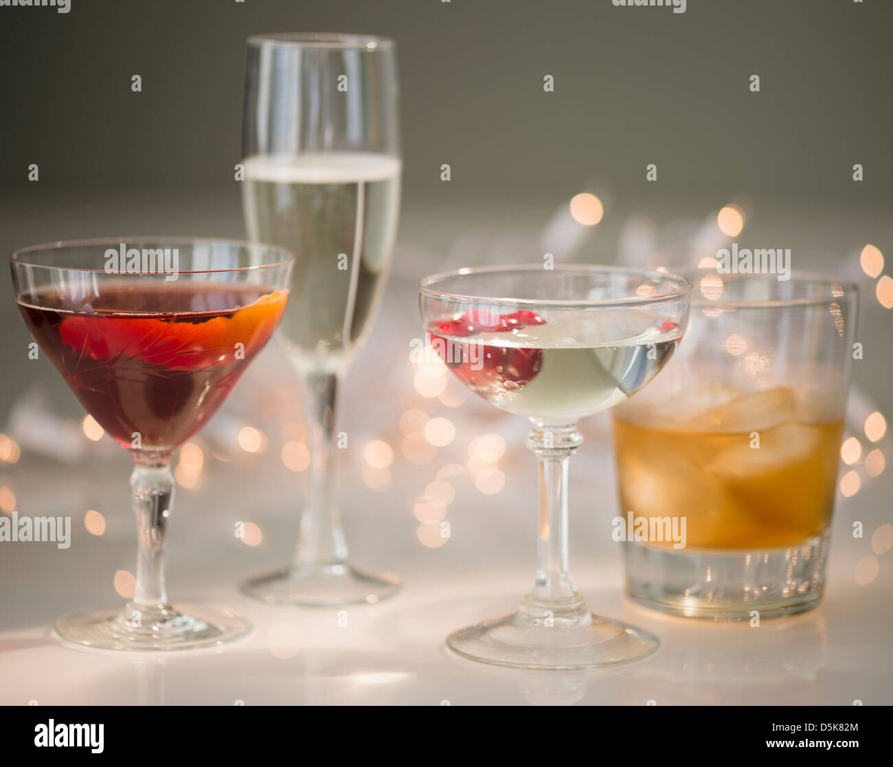 Studioaufnahme von verschiedenen Cocktails in Gläsern Stockfoto