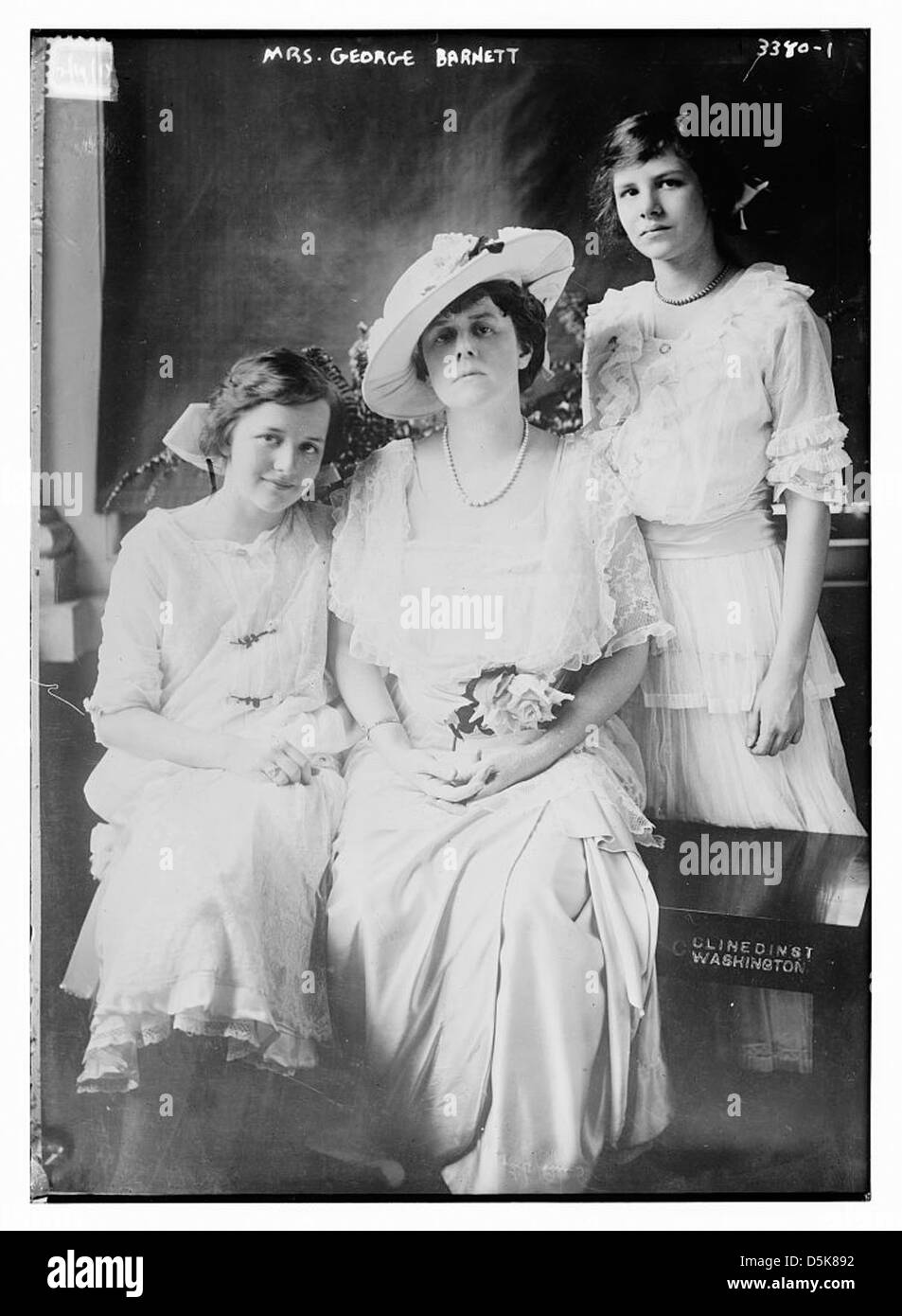 Dieses Foto zeigt Mrs. George Barnett und ihre Töchter in einem Porträt mit ihren lächelnden Gesichtern und eleganten Kleidern, die in Washington stehen. Stockfoto