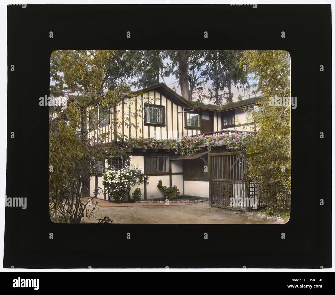 Das Walter Douglas-Haus mit dem Namen „Inellan“ am Channel Drive in Montecito, Kalifornien, ist in diesem historischen Bild festgehalten. Das Haus ist bekannt für seinen Vintage-Cottage-Stil und romantischen, rustikalen Charme. Stockfoto