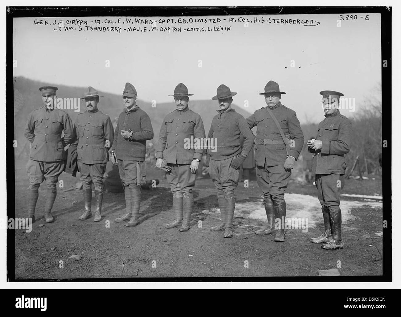 Dieses Foto zeigt eine Gruppe von Militärangehörigen, darunter General J. F. O’Ryan, Oberstleutnant F. W. Ward, Captain E. D. Olmstead, Oberstleutnant H. S. Sternberger, Oberstleutnant William S. Terriburry, Major E. W. Dayton und Captain C. Levin in Peekskill, New York. Das Bild zeigt ihre Rolle in der Nationalgarde während des frühen 20. Jahrhunderts. Stockfoto