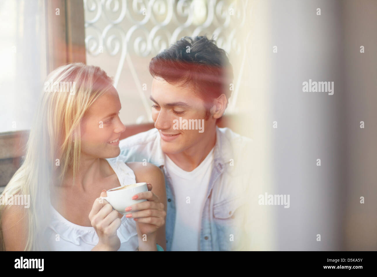 Paar Tee im Café trinken Stockfoto