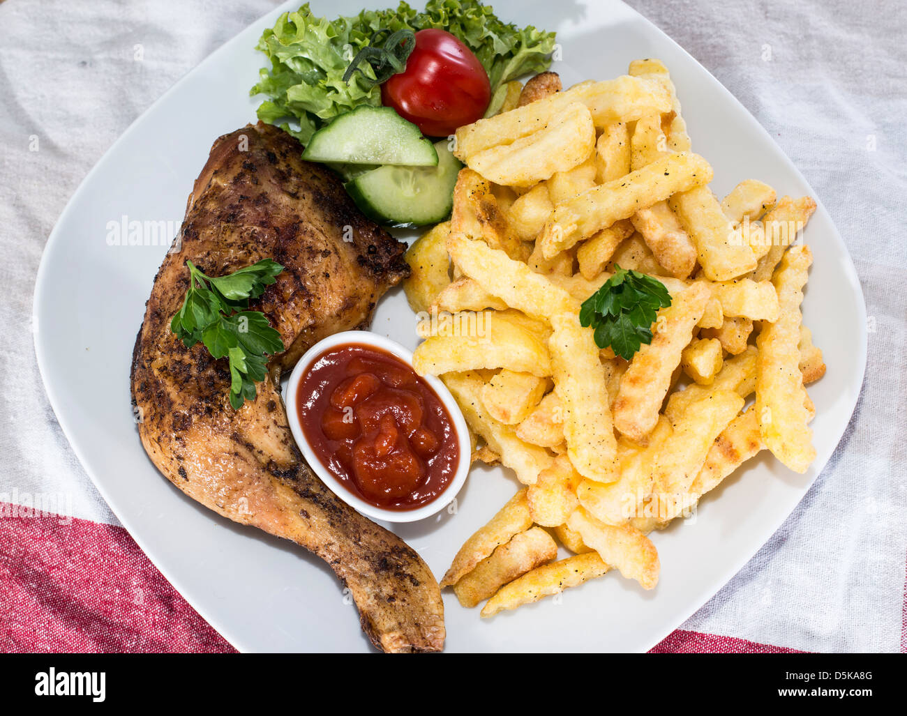 Gegrillte Hähnchenschenkel mit Pommes Frites und Soße Stockfotografie ...