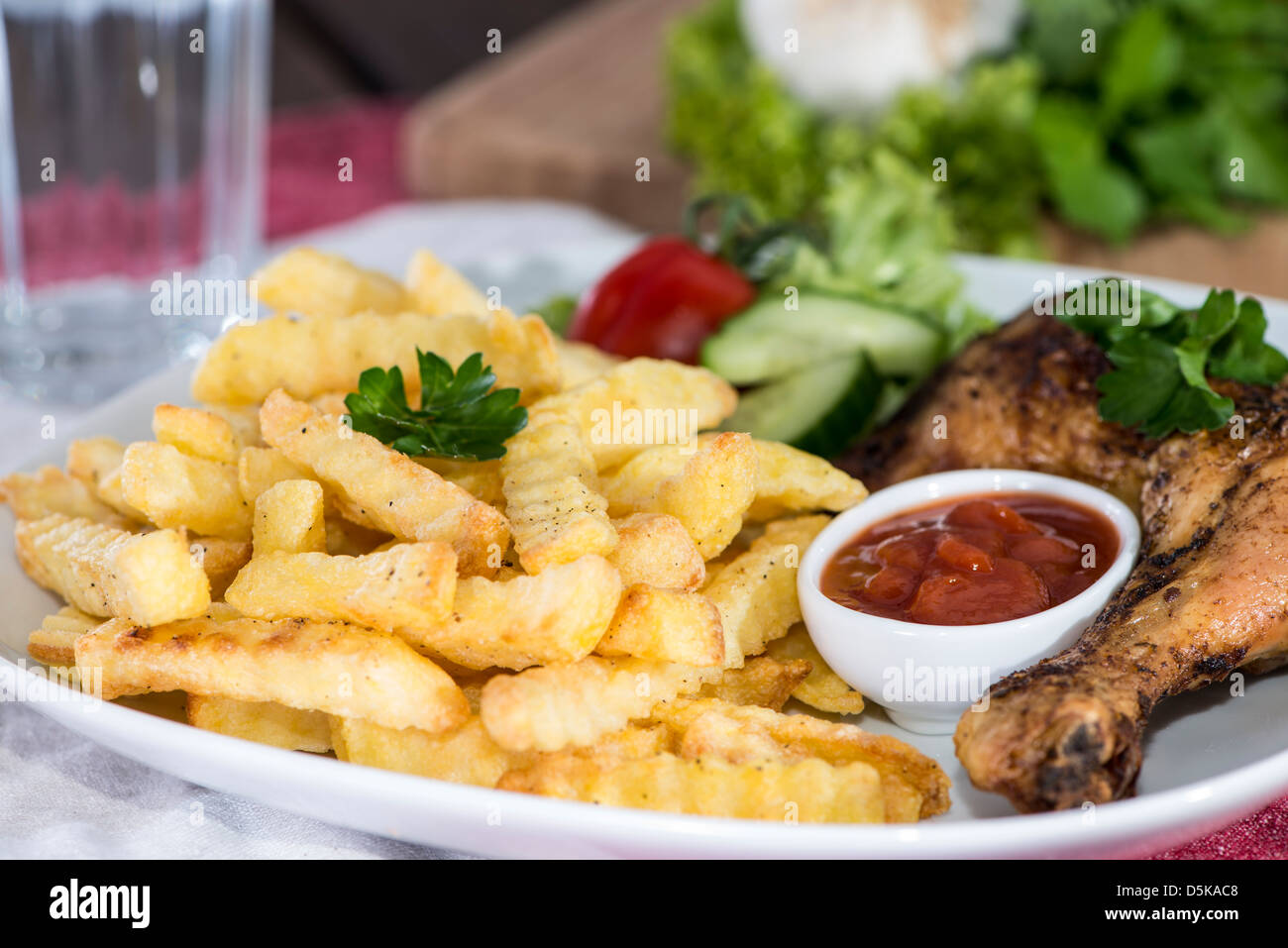 Portion gegrillte Hähnchenschenkel mit Pommes frites Stockfotografie ...