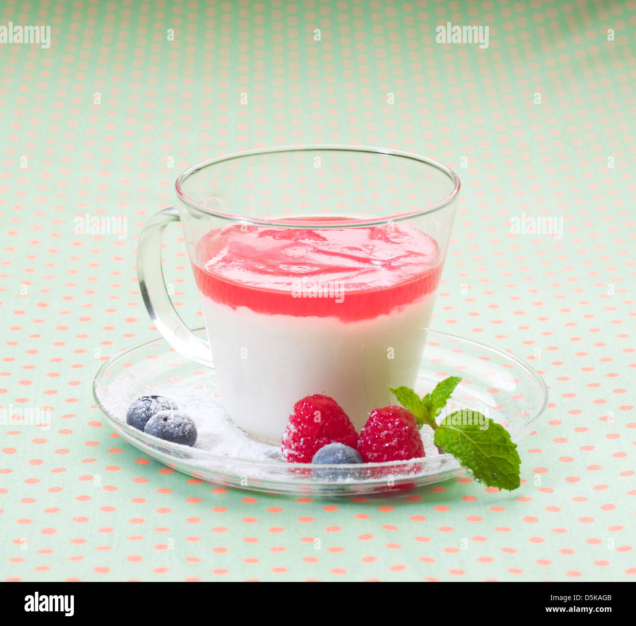 Himbeer joghurt -Fotos und -Bildmaterial in hoher Auflösung – Alamy Himbeer joghurt -Fotos und -Bildmaterial in hoher Auflösung – Alamy