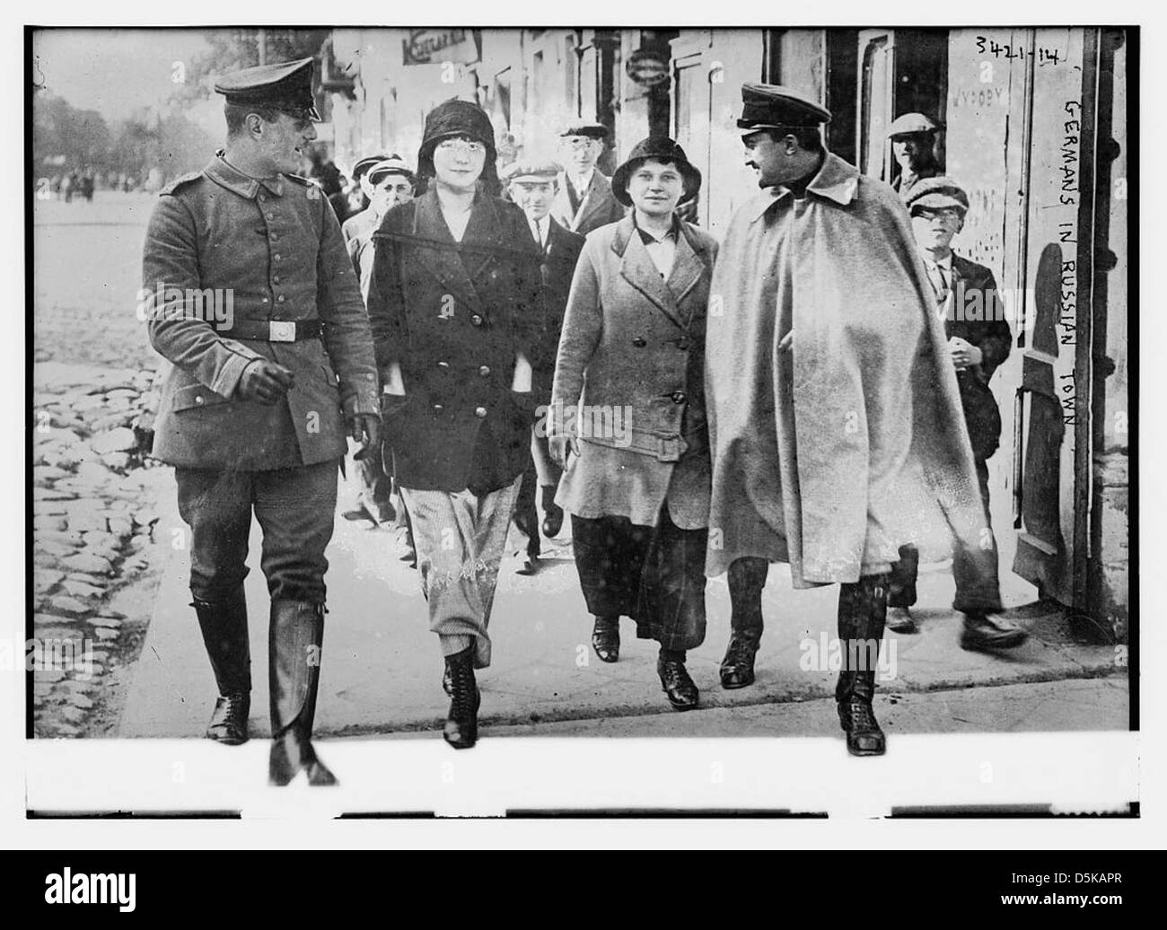 Ein historisches Foto, das deutsche Soldaten während des Ersten Weltkriegs in einer russischen Stadt zeigt und die militärische Präsenz in der Gegend festnimmt. Stockfoto
