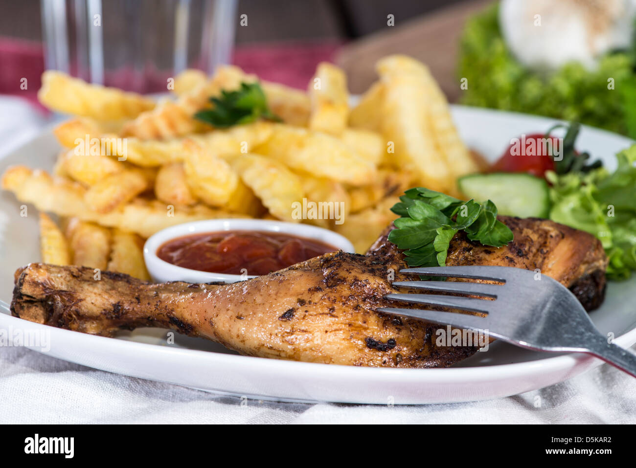 Portion Hähnchenschenkel mit Soße und Pommes frites Stockfotografie - Alamy