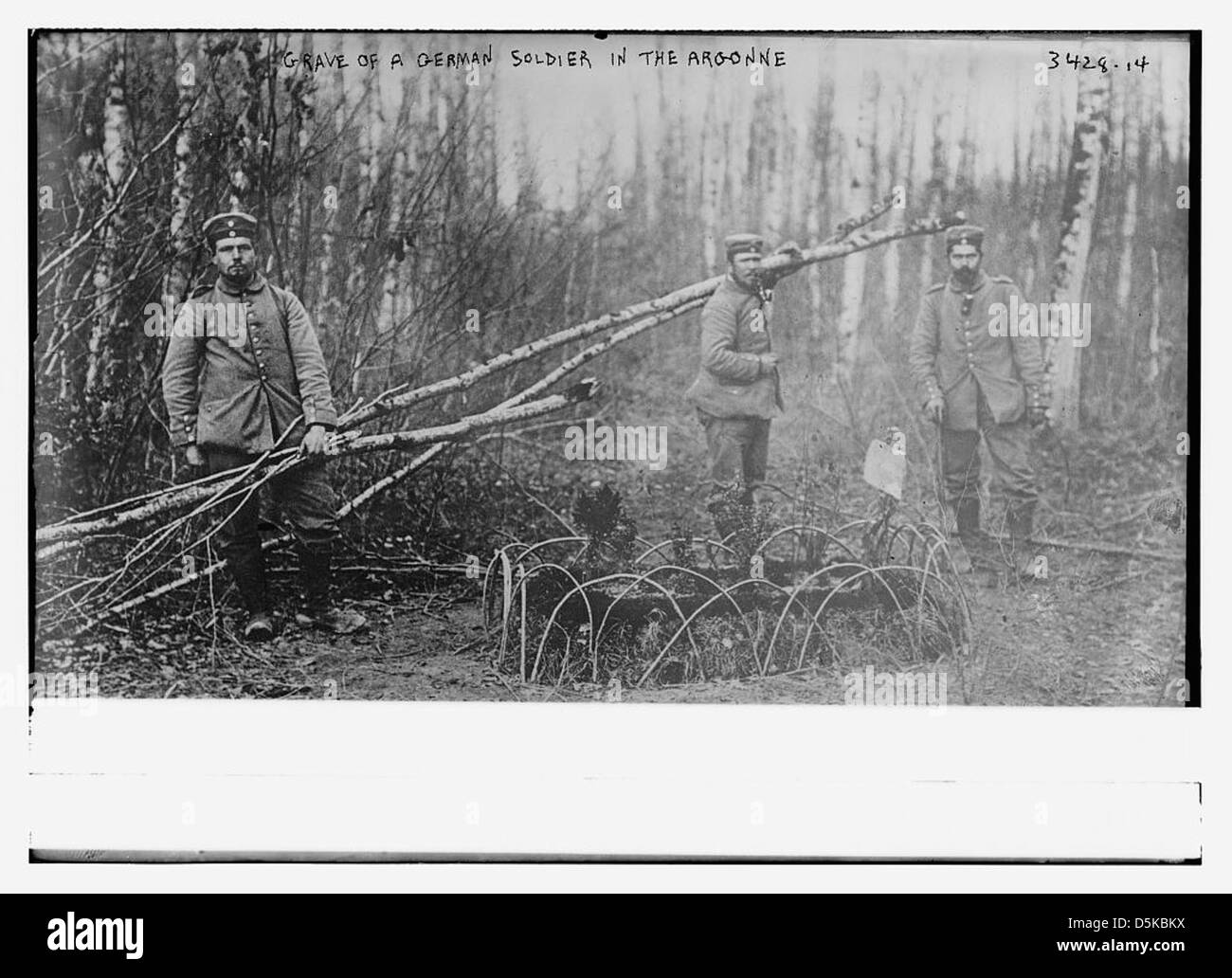 Dieses Bild zeigt das Grab eines deutschen Soldaten in der Region Argonne, das als Teil der historischen Aufzeichnungen der Library of Congress erfasst wurde. Das Grab spiegelt den Tribut des Ersten Weltkriegs an Soldaten wider. Stockfoto