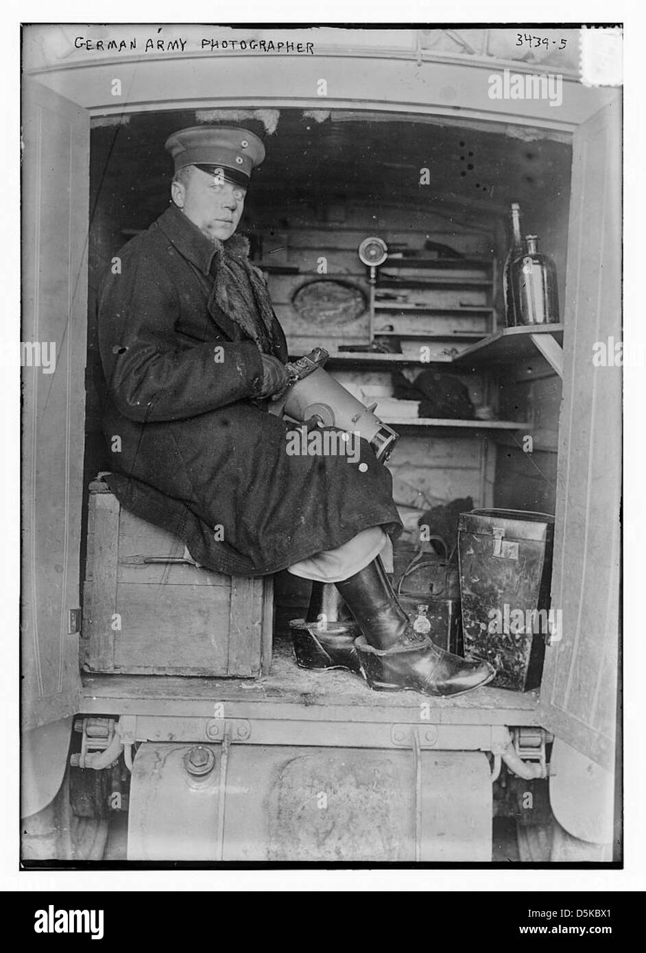 Dieses Foto zeigt einen Fotografen der deutschen Armee während des Ersten Weltkriegs, der Bilder des Ersten Weltkriegs mit einer Kamera und einer Dunkelkammer-Ausrüstung aufnimmt. Stockfoto