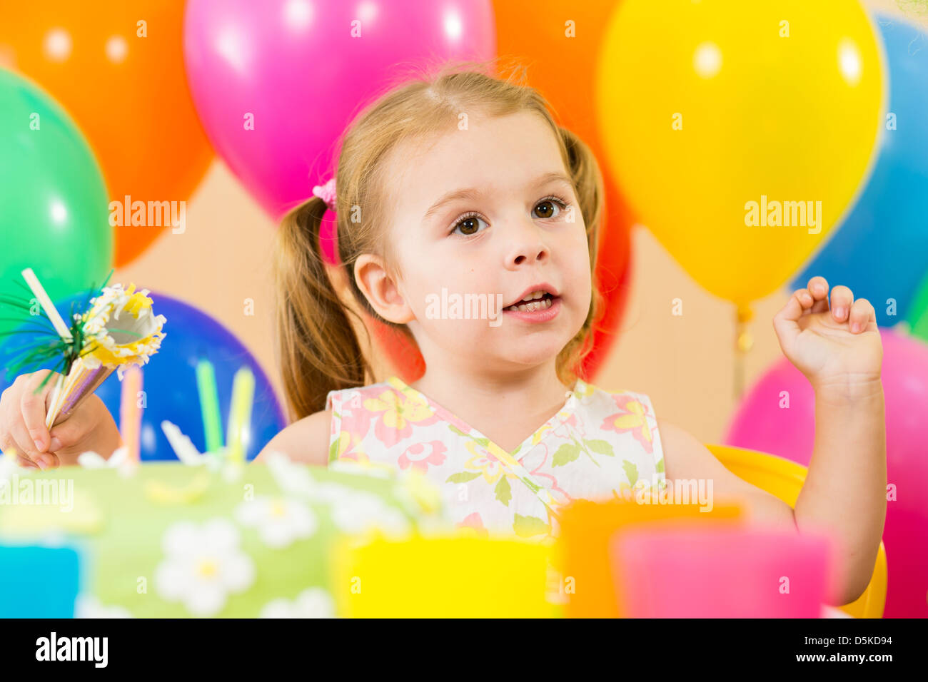 Kinder Jungen und Mädchen auf Party Geburtstag Kuchen essen Stockfoto