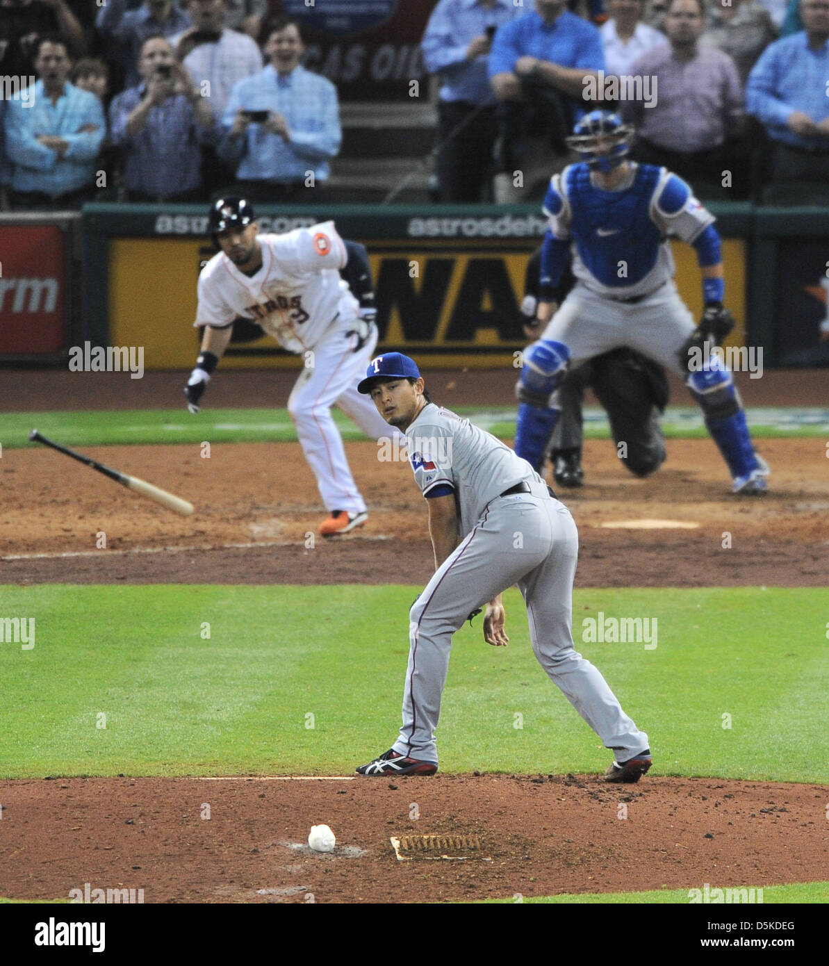 Yu Darvish (Rangers), 2. April 2013 - MLB: Yu Darvish Ranger Uhren ein Ball nach einem Treffer von Houston Astros Marwin Gonzalez durchläuft seine Beine und er verlor sein perfektes Spiel mit zwei Outs im neunten Inning während des MLB-Spiels zwischen der Houston Astros und die Texas Rangers im Minute Maid Park in Houston, Texas, Vereinigte Staaten von Amerika. Texas Rangers ab Krug Yu Darvish #11 war alle Lächeln aufgeschlagen 8 2/3 Innings warf fast ein Spiel und ein kein Hitter gegen die Houston Astros vervollständigt. (Foto: AFLO) Stockfoto