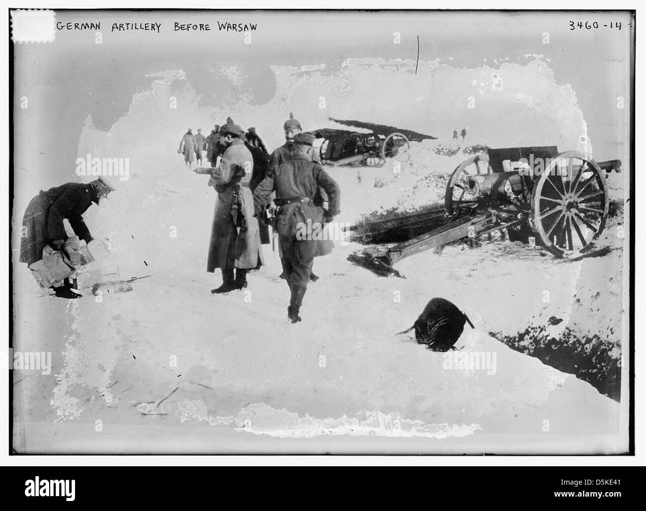 Dieses Foto zeigt die deutsche Artillerie, die während des Ersten Weltkriegs vor Warschau positioniert wurde, mit Soldaten, die sich im Winter auf die Schlacht vorbereiten. Die Szene erfasst die harten Bedingungen der Ostfront und die Mobilisierung deutscher Truppen. Stockfoto