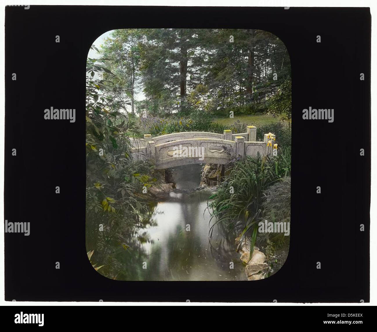 Dieses Foto zeigt das George Fisher Baker House im Tuxedo Park, New York. Die Residenz ist Teil der historischen Architektur und des reichen Erbes der Gegend. Stockfoto