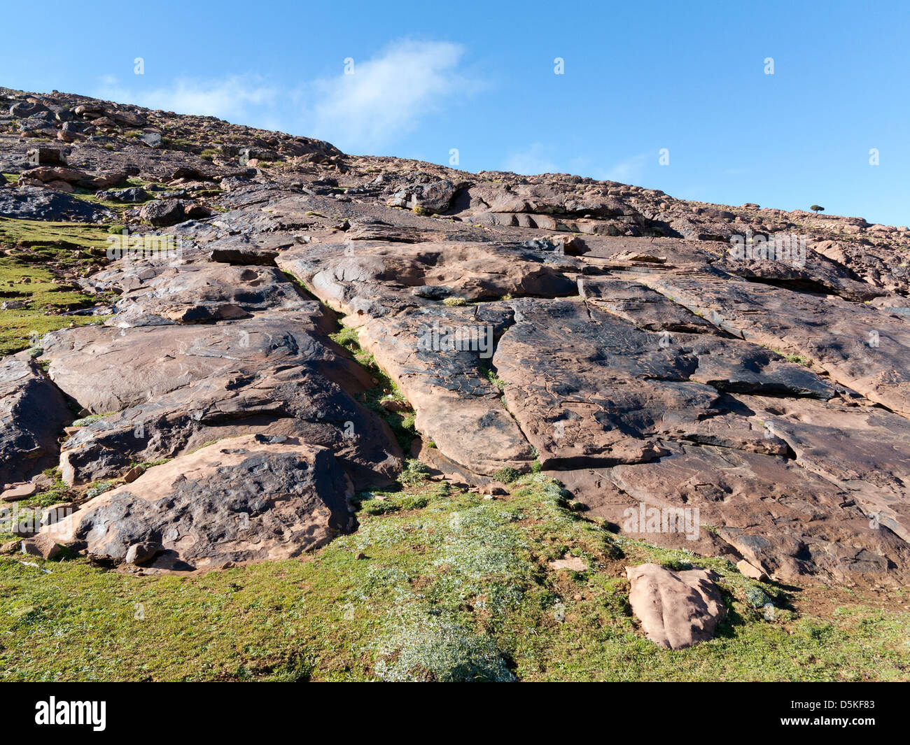 Allgemeine Ansicht der Website von prähistorischen Felszeichnungen in Oukaimeden Skigebiet im hohen Atlas-Gebirge in Marokko Stockfoto