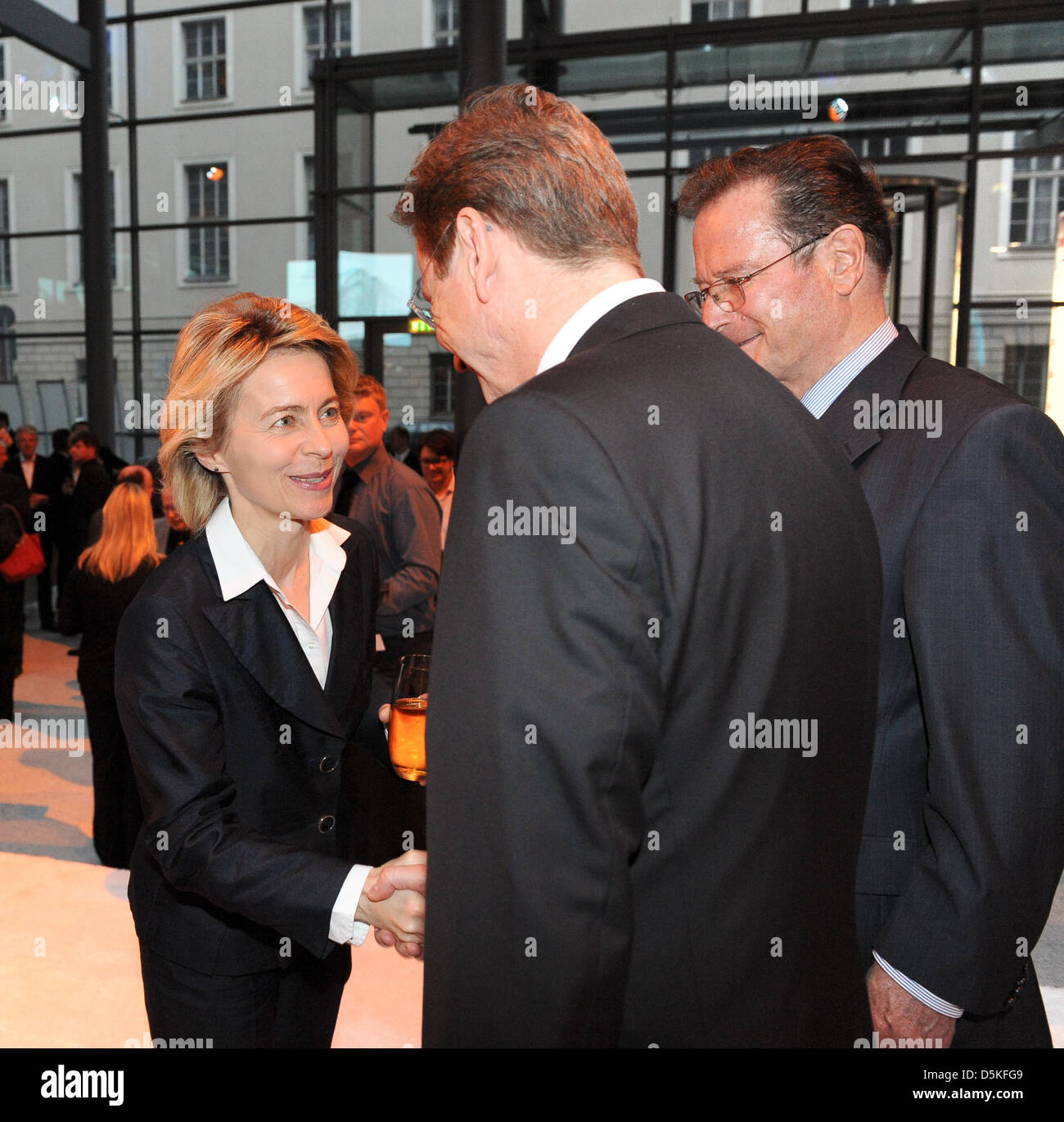 Ursula von der Leyen und Guido Westerwelle bei Manager-meeting bearbeitendeutsche Telekom im Atrium. Berlin, Deutschland - 06.04.2011. Stockfoto