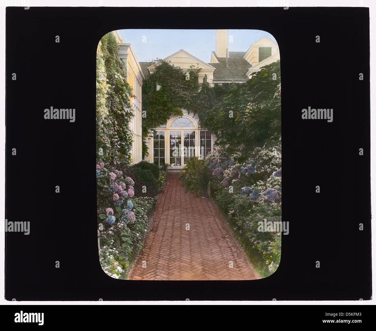 Dieses Bild zeigt „The Orchard“, das James Lawrence Breese-Haus an der 151 Hill Street in Southampton, New York, und hebt seine architektonischen Merkmale hervor. Stockfoto