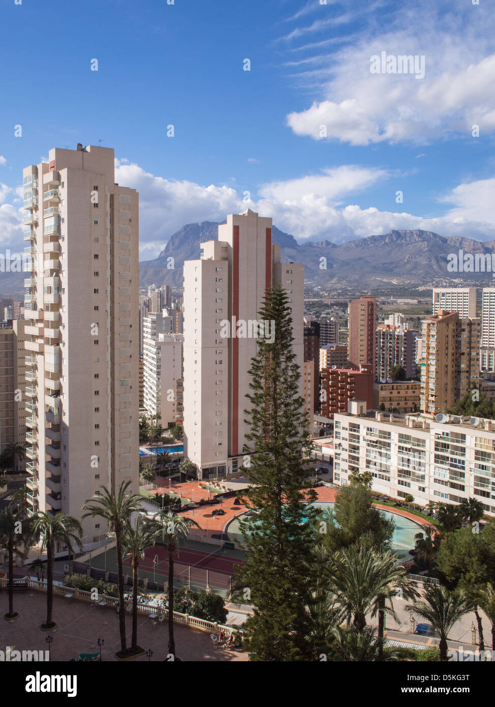 Hochhäuser dominieren die Skyline in der spanischen Ferienort Benidorm. Stockfoto