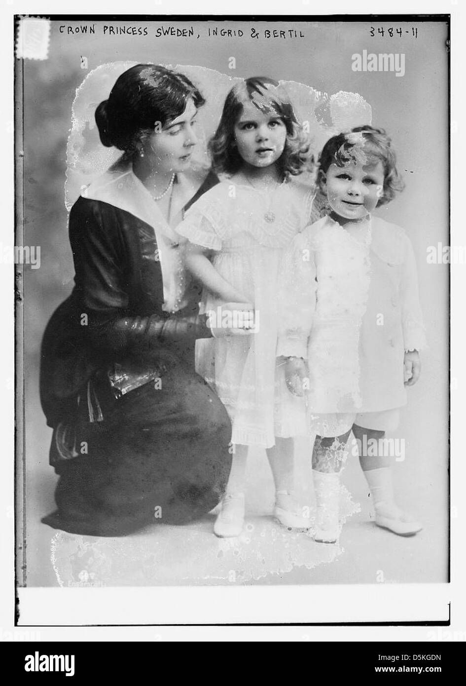 Ein Familienporträt, das Kronprinzessin Ingrid von Schweden mit ihrem Sohn Bertil und anderen Kindern zeigt. Das Bild fängt einen Moment des königlichen Familienlebens ein und symbolisiert ihre Rolle im schwedischen Königshaus im 20. Jahrhundert. Stockfoto