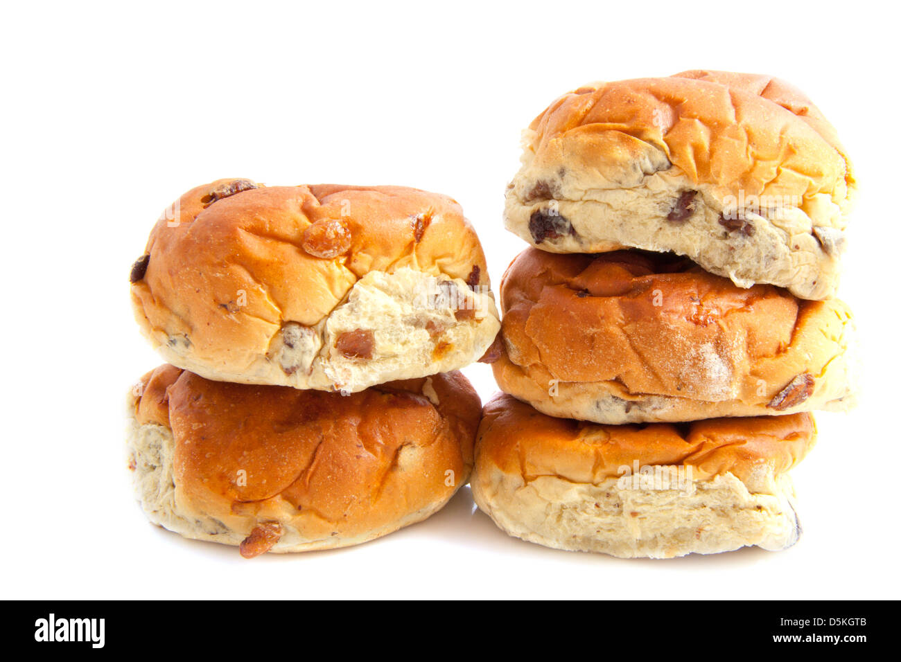 Rosinen-Brötchen auf einem Haufen isoliert auf weiß Stockfoto